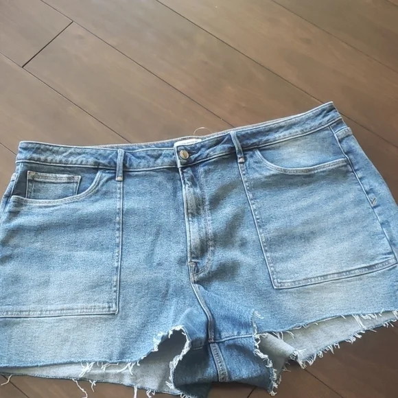 NEW! GOOD AMERICAN Deep Pocket Cut Off Denim Jean Shorts 24.